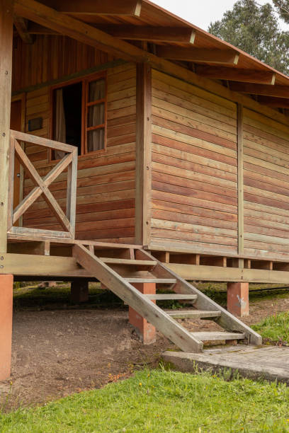 cabane en bois rustique avec balcon et escaliers, structure dans le champ, style de vie dans la journée - simple living rural scene lifestyles nature photos et images de collection