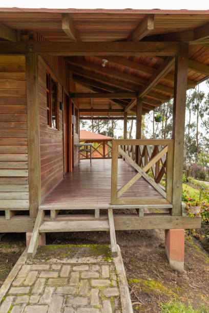 belle et confortable canne en bois avec balcon, style rustique, style de vie et architecture - simple living rural scene lifestyles nature photos et images de collection