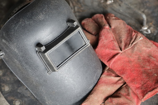 casco de soldadura y guantes de soldadura, concepto de equipo de protección para trabajadores de la construcción photo