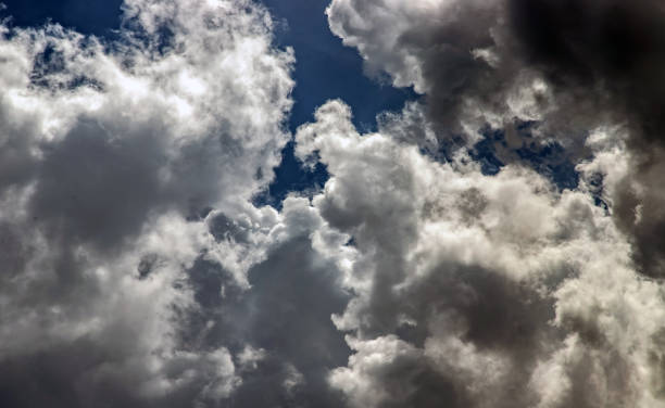 schöner blauer himmel mit wolken hintergrund. himmelwolken, himmel mit wolken wetter natur wolke blau. - incoming storm stock-fotos und bilder