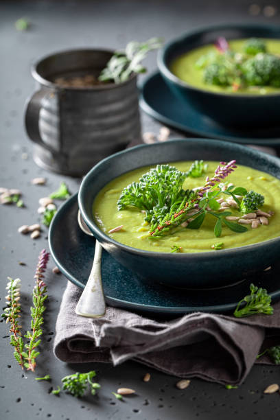 zuppa di broccoli vegana come antipasto sano e fresco. - cream of broccoli foto e immagini stock