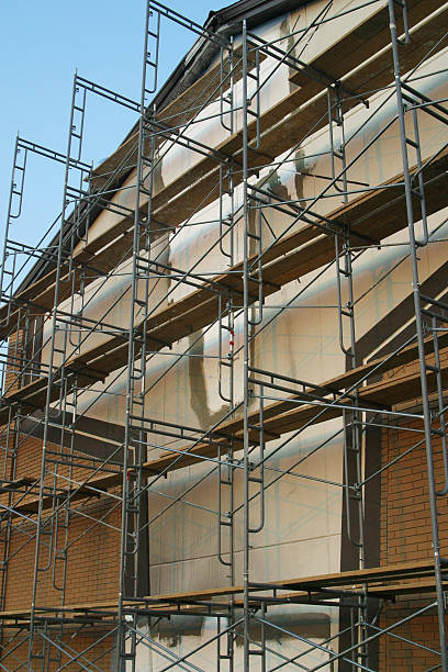 baugerüst im gebäude-website 2 - restoring fire scaffolding scafold stock-fotos und bilder