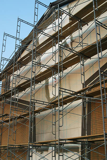 impalcatura in cantiere 2 - restoring fire scaffolding scafold foto e immagini stock