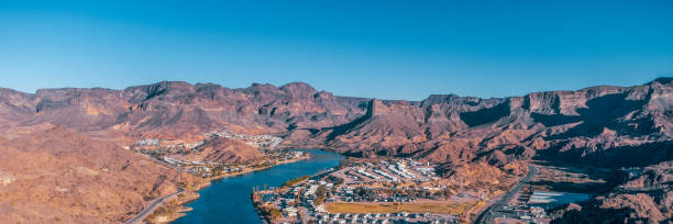 fiume colorado al confine tra arizona e california - panoramic california mountain range southwest usa foto e immagini stock