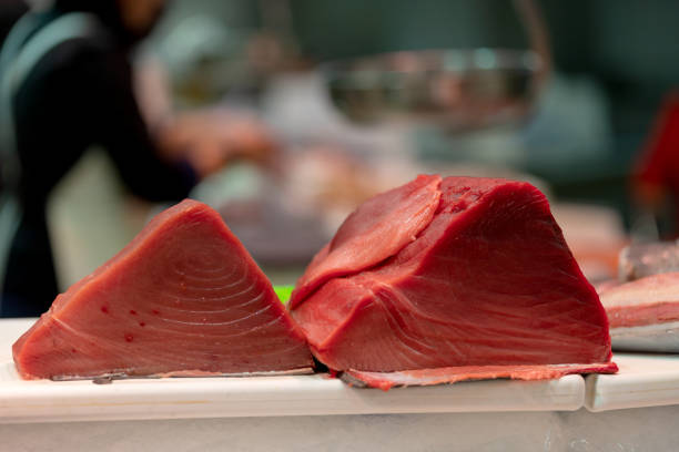 grosse tranche de thon rouge - tuna tuna steak raw bluefin tuna photos et images de collection
