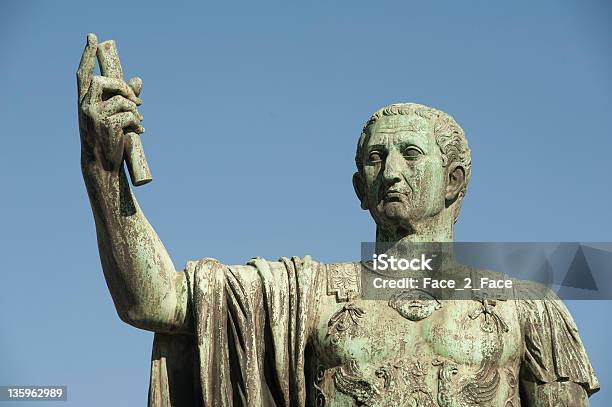 Statua Di Imperatore Nerva Roma - Fotografie stock e altre immagini di Antico - Condizione - Antico - Condizione, Bronzo, Capitali internazionali