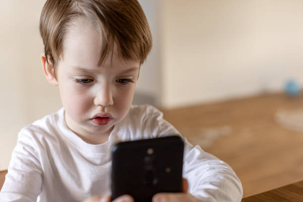 wewnątrz portret z bliska 4-letniego chłopca - human hand holding iphone iphone 5 zdjęcia i obrazy z banku zdjęć