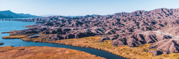 fiume colorado al confine tra arizona e california - panoramic california mountain range southwest usa foto e immagini stock