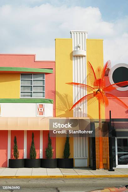 Falsa Palmera Cocotera Edificio Foto de stock y más banco de imágenes de Aire libre - Aire libre, Amarillo - Color, Arquitectura