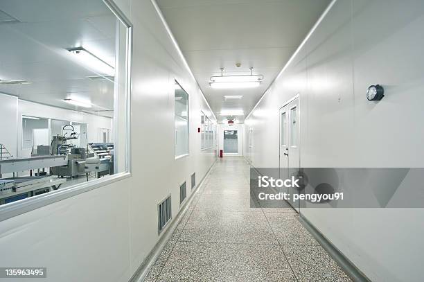Farmaceutycznych Jałowe Wnętrze Sklepu Korytarzu - zdjęcia stockowe i więcej obrazów Clean room - Clean room, Laboratorium, Opieka zdrowotna i medycyna