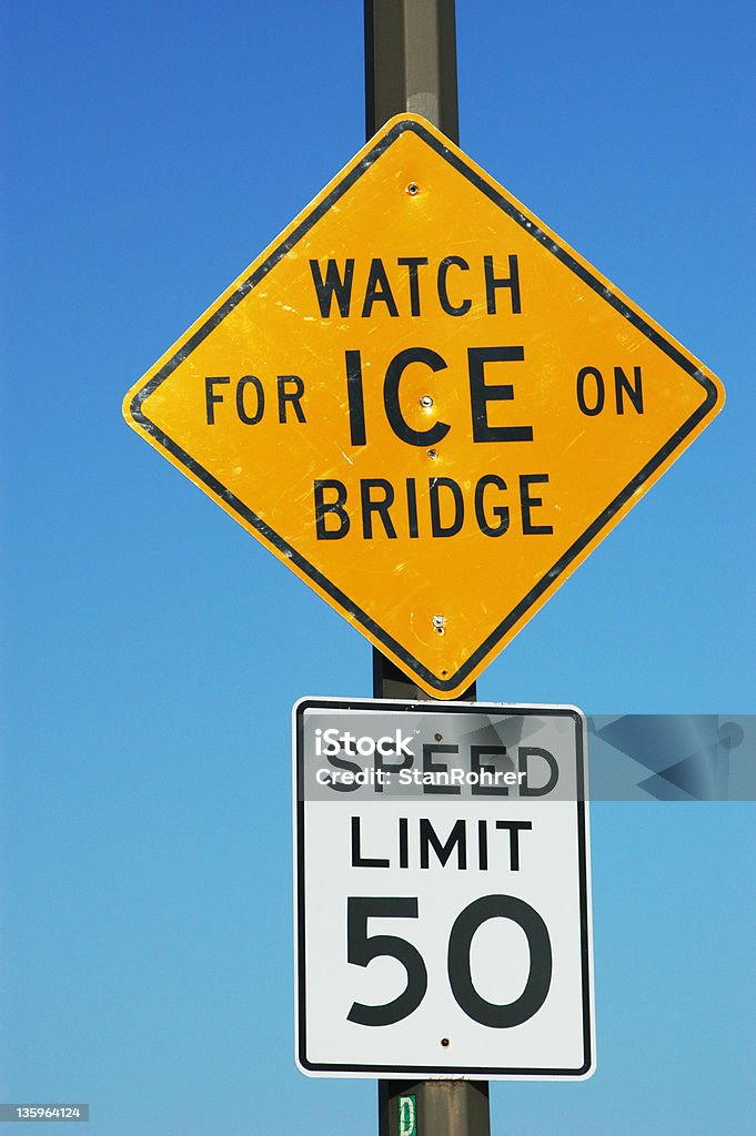 Guarda per ghiaccio sul ponte & limite di velocità di 50 - Foto stock royalty-free di Ghiaccio
