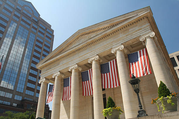 dayton courthouse flagi, dayton, ohio - patriotism american flag flag retro revival zdjęcia i obrazy z banku zdjęć