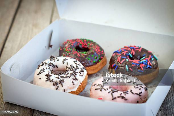 Ciambelle Fresche - Fotografie stock e altre immagini di Alimentazione non salutare - Alimentazione non salutare, Bombolone, Caramello