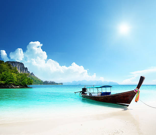 長袖ボート、ポダ島（タイ） - thailand beach longtail boat cliff ストックフォトと画像