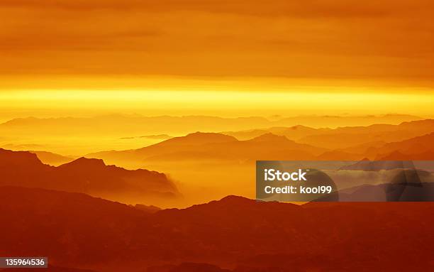 Foto de Mar De Nuvens Do Nascer Do Sol Da Montanha e mais fotos de stock de Abstrato - Abstrato, Amarelo, Colina