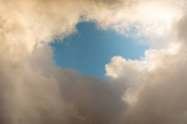 blue sky behind dark storm clouds background texture, thunderstorm - the eye of the storm thunderstorm storm cloud imagens e fotografias de stock