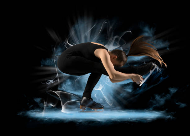 siéntate a girar. patinaje artístico femenino en acción - biellmann spin fotografías e imágenes de stock