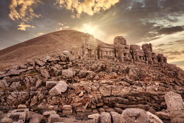 królestwo kommageny, adiyaman w turcji - nemrud dagh mountain turkey history zdjęcia i obrazy z banku zdjęć