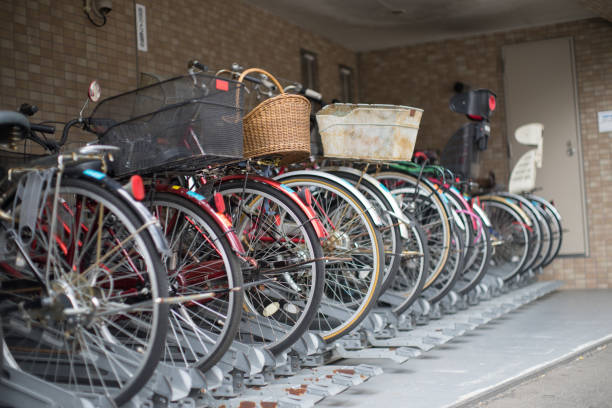 paisaje del almacenamiento de bicicletas - cobertizo para bicicletas fotografías e imágenes de stock