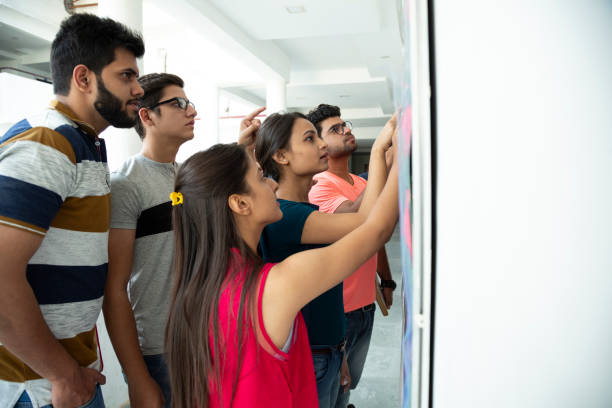 студент колледжа проверяет свой экзаменационный зал: - стоковое фото - students exam results стоковые фото и изображения