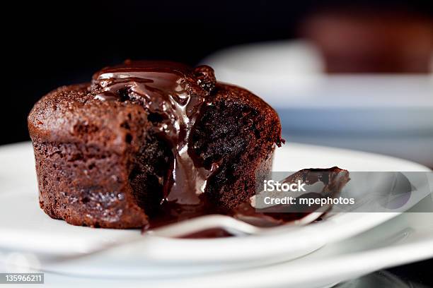 Souffles De Chocolate - Fotografias de stock e mais imagens de Chocolate - Chocolate, Suflê de Chocolate, Suflé doce