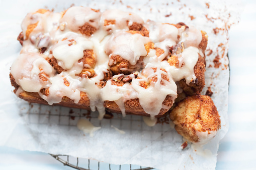 Monkey yeast bread with cinnamon and pecans, vanilla icing
