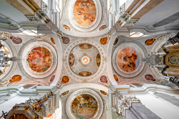 Kirchendecke The cross-shaped ceiling construction of the church of the monastery of St. Mang in Füssen im Algäu, Bavaria, Germany chamber orchestra stock pictures, royalty-free photos & images