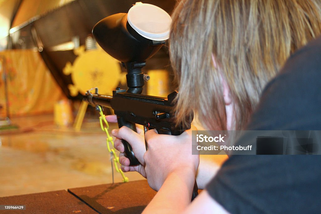 Teen Фотосъемка Пейнтбол пистолет на цели - Стоковые фото Веселье роялти-фри