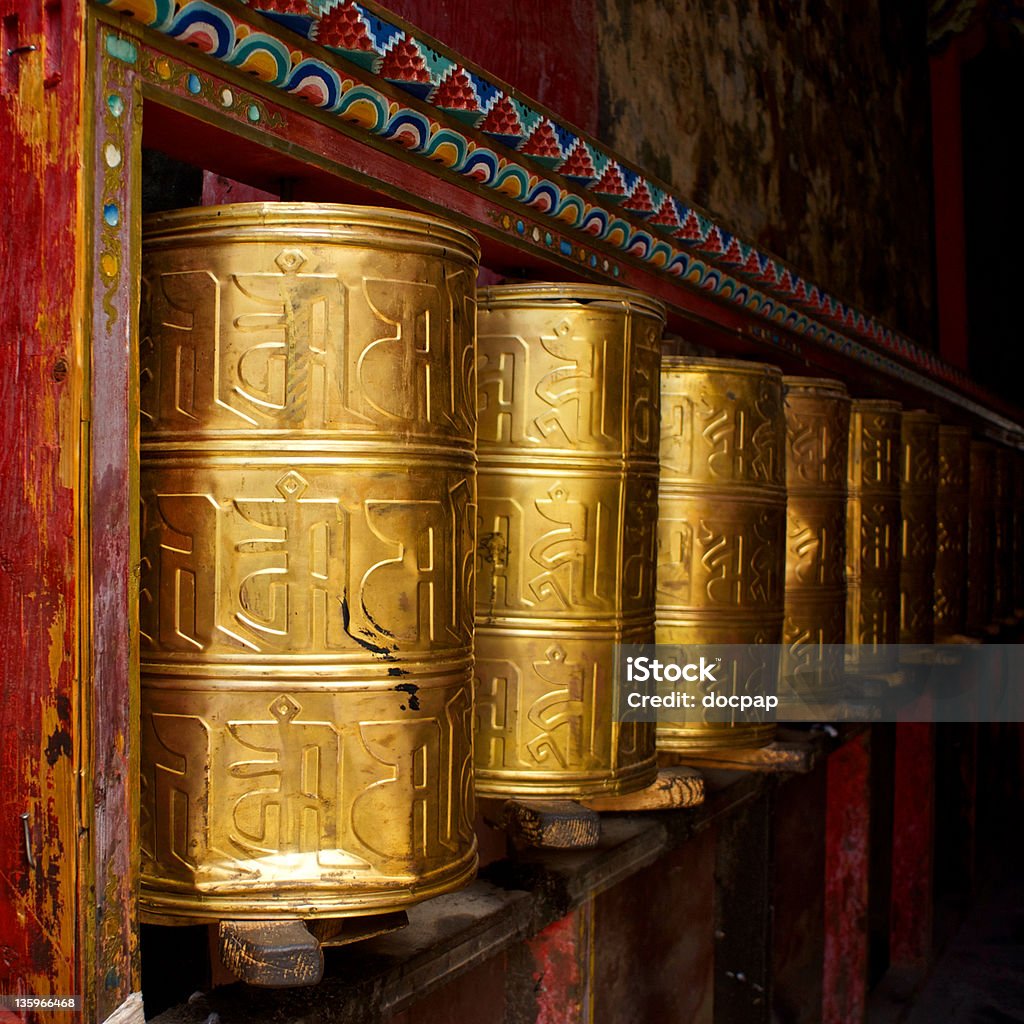 Молитвенный колеса в монастырь Sakya» - Стоковые фото Сакья-пандита роялти-фри