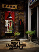 traditioneller-steintisch-und-hocker-im-innenhof-eines-chinesischen-tempels.jpg?b=1&s=170x170&k=20&c=dhZhppSYlLc9rbHFTG2o1Nd_hxxyZSoZlhdeBHU7DZ0=