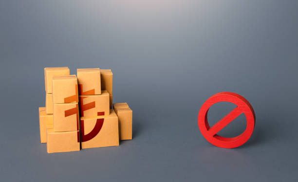 Turkish lira goods boxes and prohibition symbol NO. Trade wars. Ban on import goods. Impossibility of transportation, oversupply. Sanctions and embargoes. Shortage of goods. Confiscation of contraband cajas de mercancías de lira turca y símbolo de prohibición no. guerras comerciales. prohibición de importar mercancías. imposibilidad de transporte, exceso de oferta. sanciones y embargos. escasez de mercancías. confiscación del contrabando