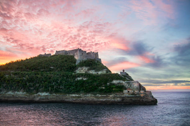 le castillo del morro au lever du soleil d’en bas. - santiago de cuba photos et images de collection