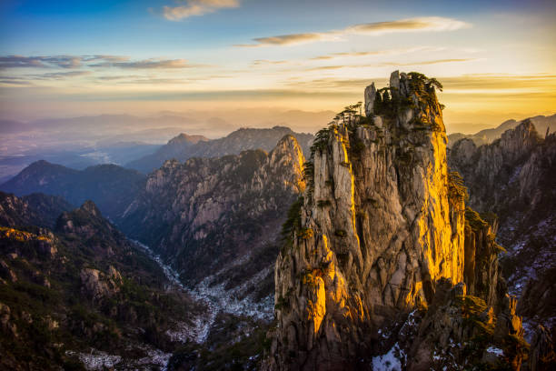 вид на восход солнца на гору хуаншань, китай - huangshan mountains стоковые фото и изображения