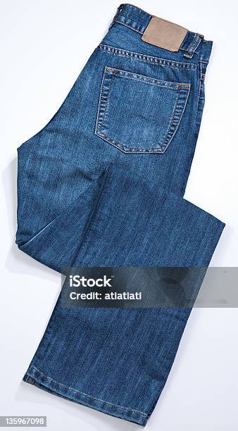 Jeans Blu Isolato Su Sfondo Bianco Con Percorso - Fotografie stock e altre immagini di Jeans - Jeans, Piegato - Condizione, Lusso