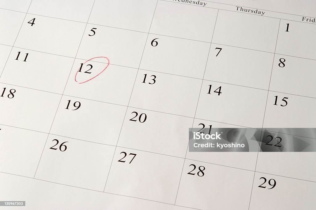 Ustawianie daty w kalendarzu przez czerwony Długopis - Zbiór zdjęć royalty-free (Kalendarz)