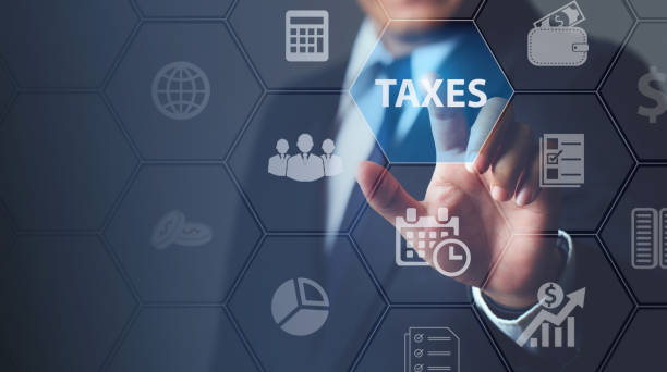 革新的な仮想タッチスクリーンを使用してビジネスマンは、アイコンの州税で税金ボタンを押します。データ分析、書類作成、財務調査、レポート。計算税申告の周り.税コンセプト - 税金 ストックフォトと画像