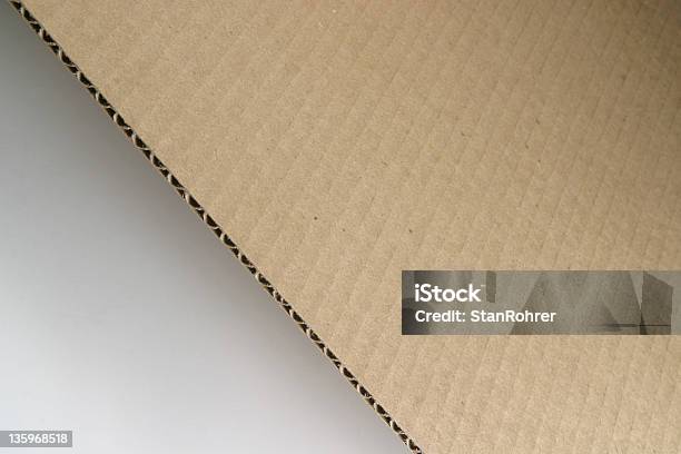 Cortar Papelão Corrugado - Fotografias de stock e mais imagens de Caixa - Caixa, Empacotar - Atividade, Empacotar - Objeto manufaturado