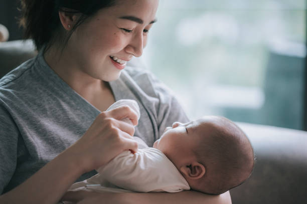 azjatycka chińska matka wiążąca czas ze swoim małym dzieckiem w domu - baby newborn chinese ethnicity asian ethnicity zdjęcia i obrazy z banku zdjęć