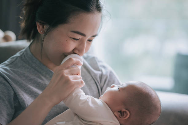 madre china asiática que se une con su bebé pequeño en casa - malaysian person family asian ethnicity mother fotografías e imágenes de stock