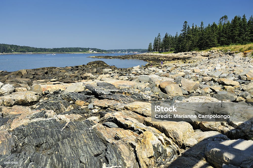 Gran angular rock farallón y vista a la bahía de Penobscot, Maine, EE.UU. - Foto de stock de Aire libre libre de derechos