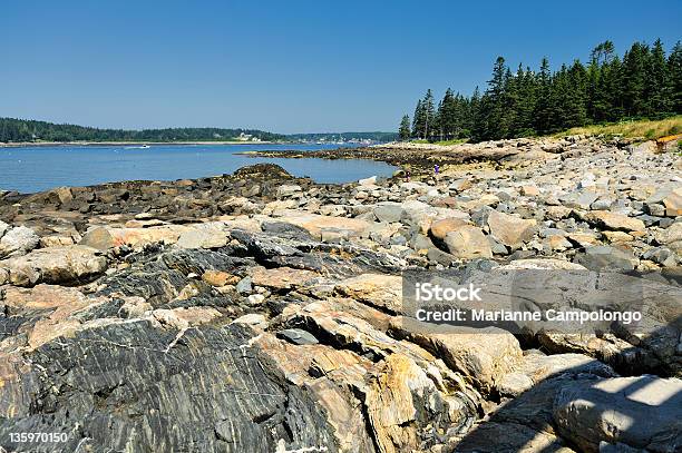Gran Angular Rock Farallón Y Vista A La Bahía De Penobscot Maine Eeuu Foto de stock y más banco de imágenes de Aire libre