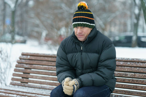 ハンサムな男は雪の冬の公共公園で寒いです - illness clowns nose flu virus men ストックフォトと画像