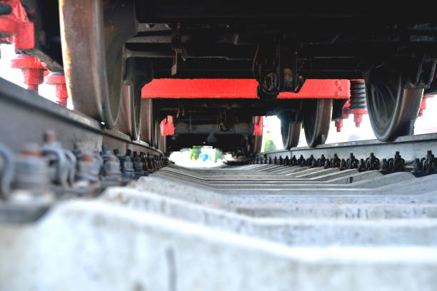 antigua locomotora de ferrocarril, vista inferior, de pie sobre rieles - underbelly fotografías e imágenes de stock