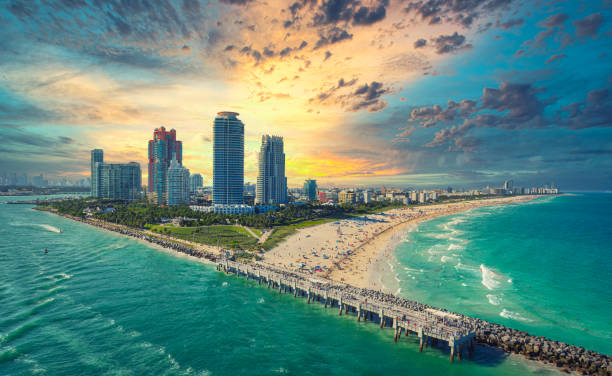 puesta de sol en miami south beach, florida, ee.uu. - miami fotografías e imágenes de stock