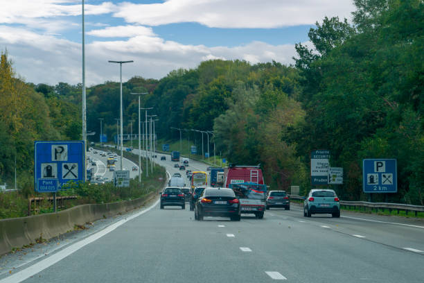 traffic on highway around brussels - downgrade imagens e fotografias de stock