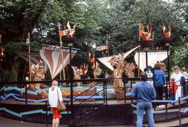 karuzela w parku rozrywki tivoli - tivoli copenhagen denmark danish culture zdjęcia i obrazy z banku zdjęć