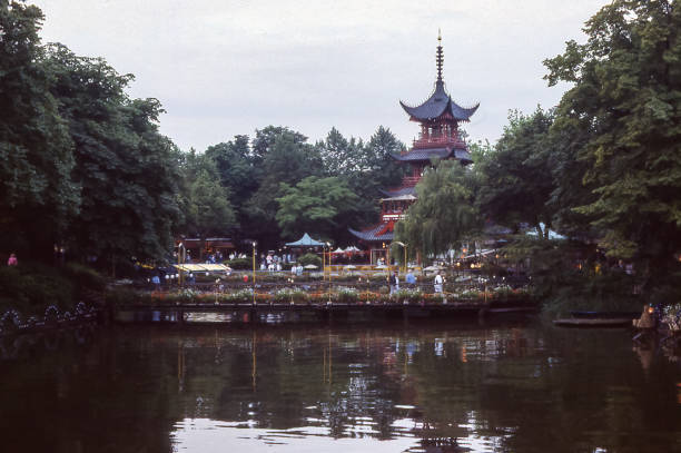 pagode chinês no parque tivoli em copenhague. - hans christian andersen danish culture denmark copenhagen - fotografias e filmes do acervo