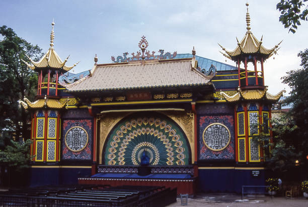 teatro chinês no parque tivoli em copenhague. - hans christian andersen danish culture denmark copenhagen - fotografias e filmes do acervo