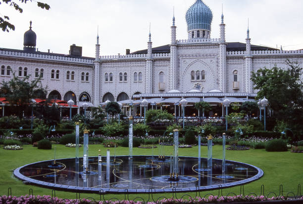 reprodução do taj mahal no parque tivoli em copenhague. - hans christian andersen danish culture denmark copenhagen - fotografias e filmes do acervo