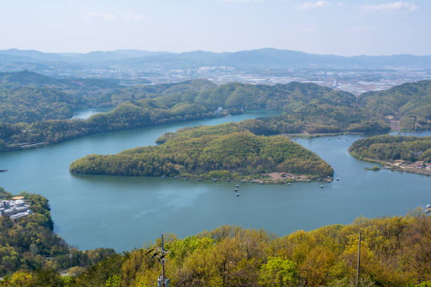 mountains resembling the topography of the korean peninsula - korean peninsula imagens e fotografias de stock